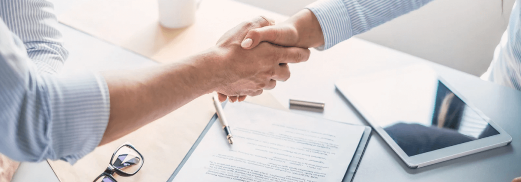 Représentation signature d'un contrat en se serant la main